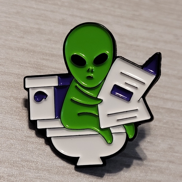 Alien Reading A Newspaper On The Toilet Enamel Pin - Picture 8 of 8